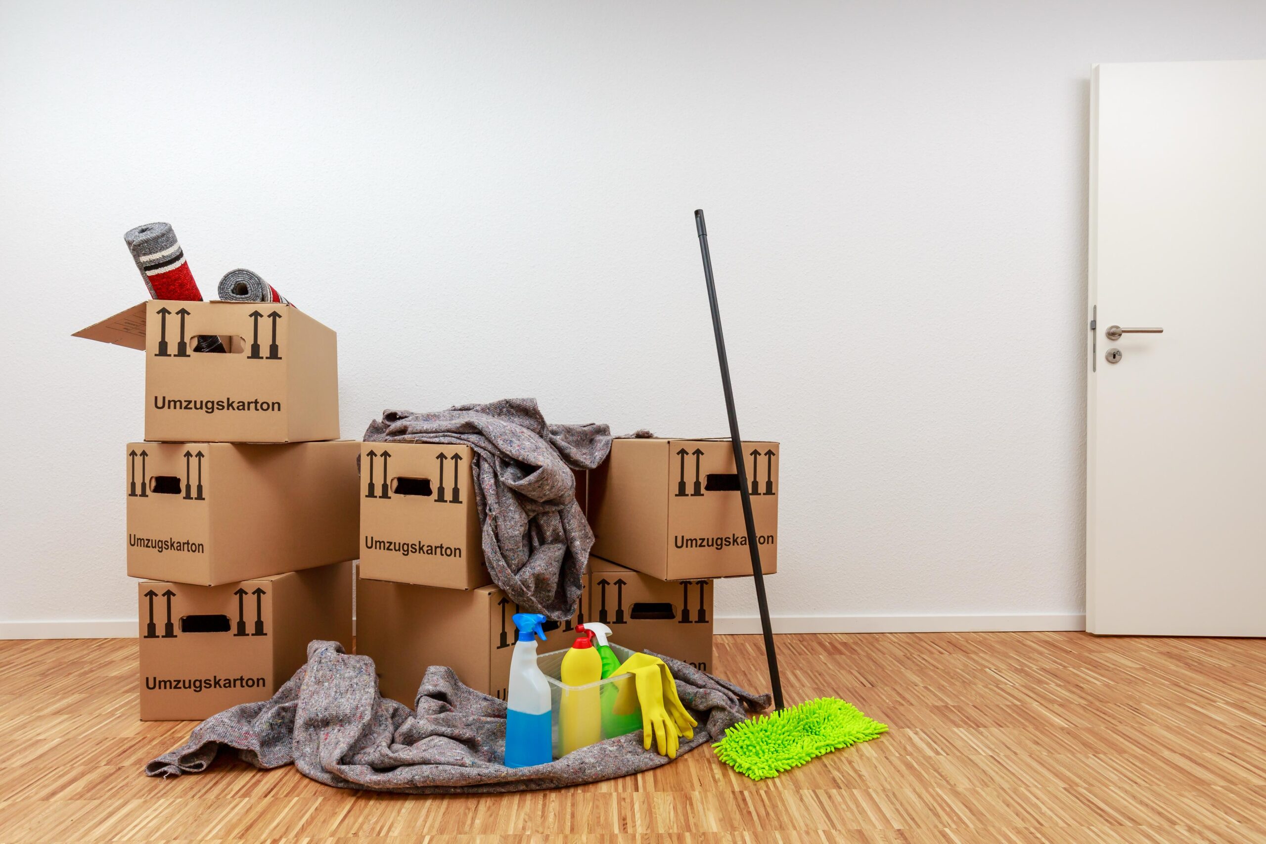Putzmittel in einer leergeräumten Wohnung für die besenreine Übergabe in Hattingen.